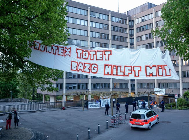 Die Aktivisten riefen die alle Mitarbeitenden des BAZG dazu auf, ihre Arbeit niederzulegen.