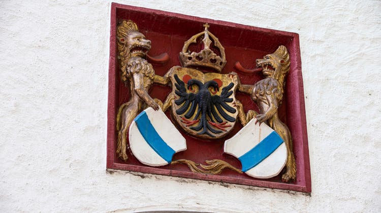 Das 500 Jahre alte Wappenrelief am Schatzturm prangte einst am Löberentor. (Bild: Stefan Kaiser (Zug, 21. April 2022))