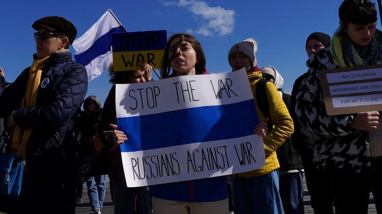 Auch in der zypriotischen Stadt Limassol schwenkten Anti-Kriegs-Demonstranten neben Ukraineflaggen die sogenannte Friedensfahne in Weiss-Blau-Weiss. (Bild: Petros Karadjias/Keystone (Limassol, 13. März 2022))