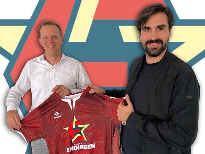 Roger Küng, Verwaltungsratspräsident von Handball Endingen und Armin Sarac bei der Vertragsunterzeichnung für die Saison 2022/23.