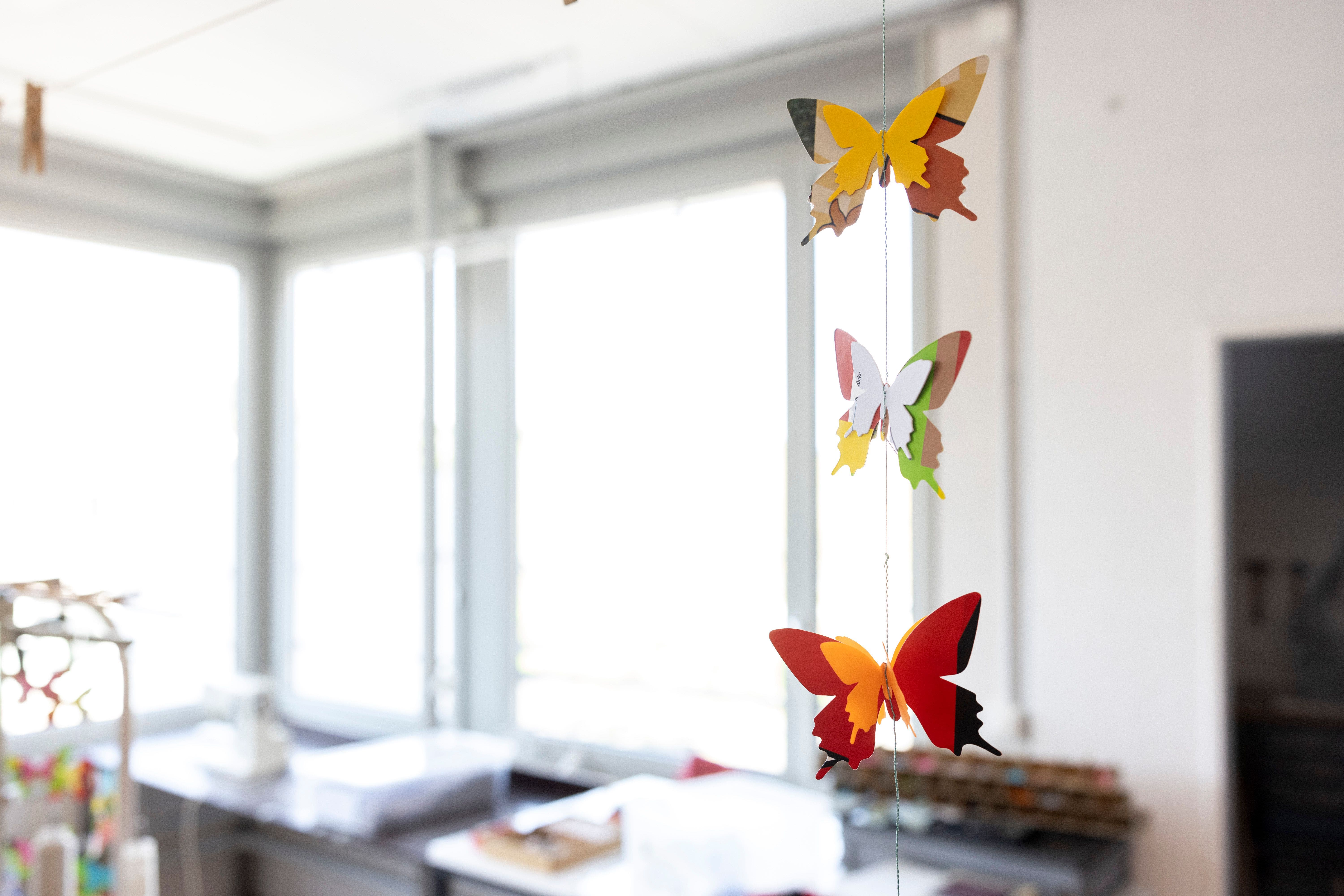 Die Herstellung von Schmetterlingsgirlanden gehört eher zu den einfacheren Arbeiten in der Werkstatt.
