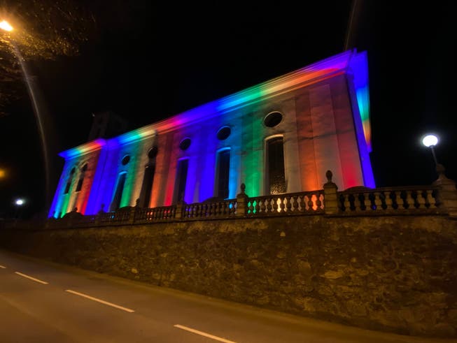 Die katholische Kirche in Wohlen leuchtet anlässlich der Aktion «Light for Peace» am 3. März in Regenbogenfarben.
