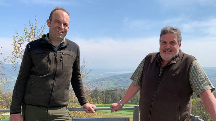 Auf dem Hombergturm haben Christian Siegrist (l.) und Ueli Wanderon den besten Überblick über Ihr 625 Hektaren grosses Revier, das bis an den Hallwilersee reicht. (Pascal Bruhin)
