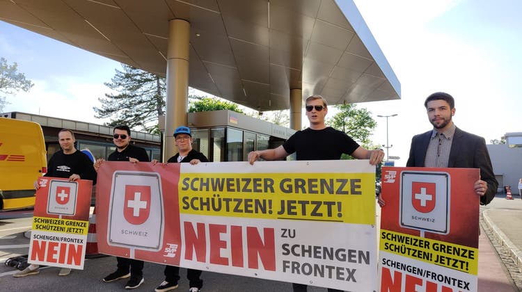 Die Junge SVP hat ihrer Forderung mit einer Aktion an der Schweizer Grenze Nachdruck verliehen. (zvg)