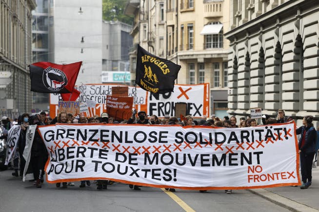 Ein Demonstrationszug zog am Samstag durch Bern und protestierte gegen den Ausbau der Grenzschutzagentur Frontex.