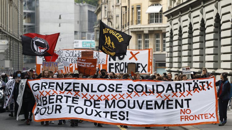 Ein Demonstrationszug zog am Samstag durch Bern und protestierte gegen den Ausbau der Grenzschutzagentur Frontex. (Keystone)