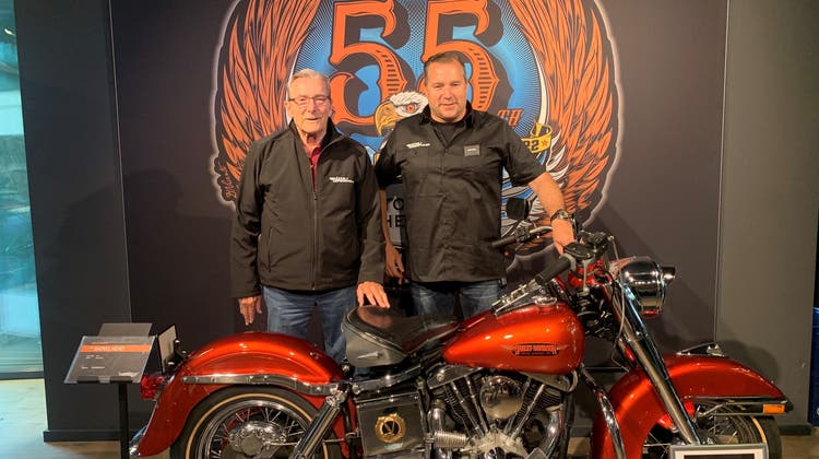 1967 begann Felix Bächli (links) mit Harley-Davidsons zu handeln – in seiner Garage in Bellikon. Heute beschäftigt das Unternehmen Bächli Motorcycles, das nun von Sohn Rainer Bächli (rechts) geleitet wird, über 30 Mitarbeitende und verfügt auf vier Stockwerken über eine Ausstellungsfläche von 2000 Quadratmeter. (Sibylle Egloff)