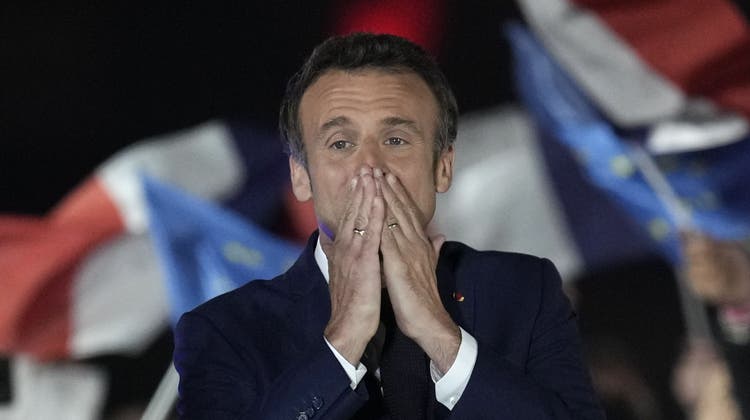 Er hats gepackt – und zwar deutlich: der alte und neue französische Präsident Emmanuel Macron. (Christophe Ena / AP)