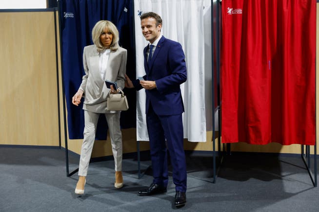 Emmanuel Macron mit seiner Ehefrau Brigitte nach ihrer Stimmabgabe.