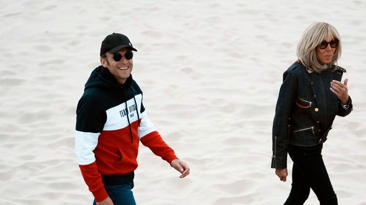 Emmanuel und Brigitte Macron gönnen sich am Samstag vor der Wahl einen Strandspaziergang im nordfranzösischen Le Touquet. (Keystone)
