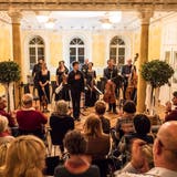 Das allererste Konzert im Jahr 2021: Die Neue Kurkapelle Baden im Limmathof mit Dirigent Jonas Ehrler (Mitte). (Zvg)
