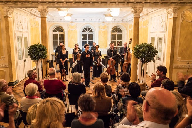 Das allererste Konzert im Jahr 2021: Die Neue Kurkapelle Baden im Limmathof mit Dirigent Jonas Ehrler (Mitte).