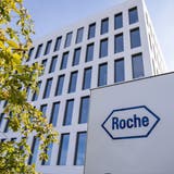 Der Basler Pharmakonzern Roche legt weiter zu. (Keystone)