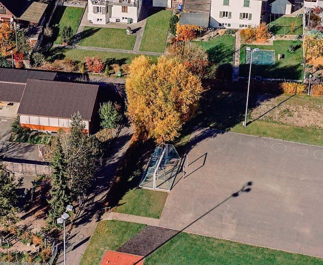 Der neue Kindergarten wird das jetzige Gebäude (links) ersetzen. Das Provisorium wird auf dem Hartplatz (rechts) aufgestellt.