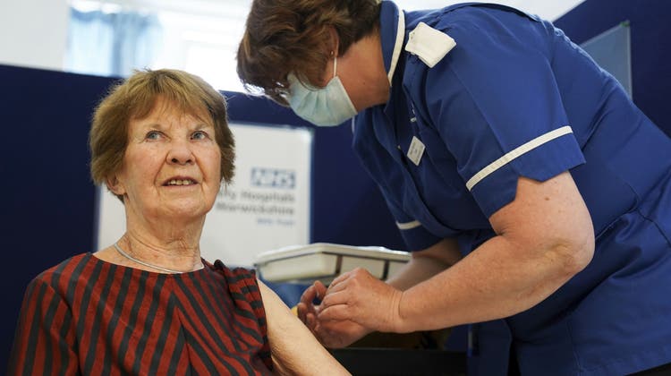Die 91-jährige Margaret Keenan war der erste Mensch, der im Dezember 2020 in Grossbritannien eine Impfung mit dem mRNA-Impfstoff von Biontech/Pfizer erhalten hat. Nun hat sie in diesen Tagen in Coventry einen weiteren Booster erhalten. (Jacob King/AP)