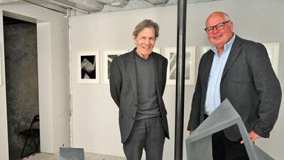 Zwei Künstler im intensiven Gespräch: Skulpturist Anton Egloff (links) und Fotograf Christian Hartmann. (Bild: Romano Cuonz (Stans 22. April 2022))