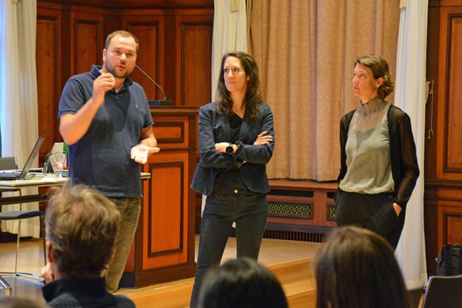 Benjamin Büsser, Karin Ricklin-Etter und Stephanie Briner stellen sich den Fragen der Besucher des Impulsreferats im Rathaus Weinfelden.