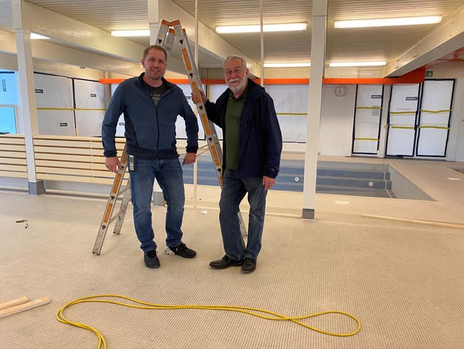 Betriebsleiter Manuel Reinhard (links) und Architekt Martin Ming freuen sich über den erfolgten Baustart im Hallenbad Obwalden.