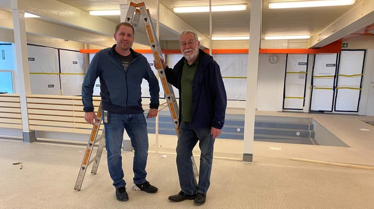 Betriebsleiter Manuel Reinhard (links) und Architekt Martin Ming freuen sich über den erfolgten Baustart im Hallenbad Obwalden. (Bild: PD)
