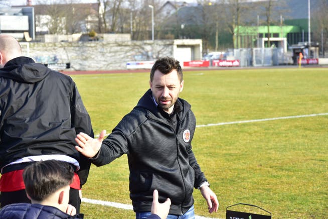 Klingnau-Trainer Samir Bajramovic kann Glückwünsche entgegennehmen.