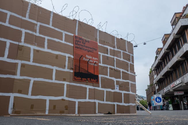 Kartonmauer mit Stacheldraht auf dem Schlossbergplatz: Das war die Aktion der Gegner der Frontex-Vorlage in Baden.