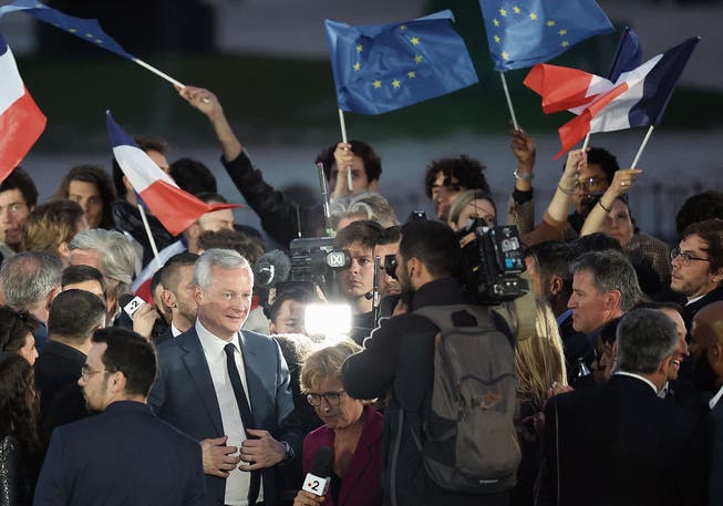 Bruno Le Maire, Frankreichs Wirtschaftsminister, geniesst nach Macrons Wahlsieg das Bad in der Menge.
