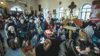 Auch in der heutigen Zeit haben Exorzisten grossen Zulauf: Etwa Vater Sergej, der Hilfesuchende aus ganz Russland und Georgien empfängt. (Keystone)