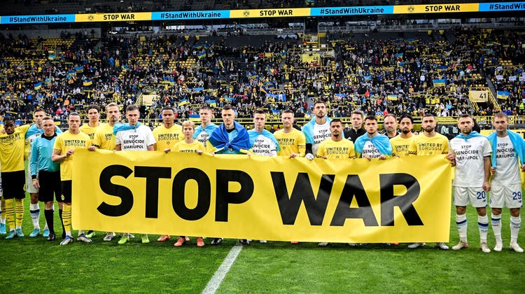 Dortmund am Dienstagabend in den Farben der Ukraine beim Benefizspiel der Borussia gegen Dynamo Kiew, zu dem 35000 Zuschauer kamen. (Keystone)