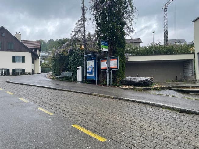 Die Bushaltestelle Post wird an die Limmattalstrasse verlegt und an der Dorfstrasse entsteht neu die Bushaltestelle Gässliacker.