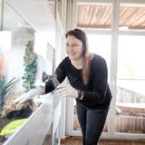 Petra Roos, Betriebsleiterin des Tierheims an der Ron, in der neuen Reptilienauffangstation. (Bild: Manuela Jans-Koch (Root, 22. April 2022))