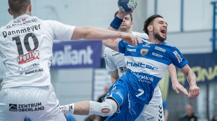 Auch der Handballclub HC Kriens (blaues Dress, Janus Lapajne) wäre von der Ausweitung der Billettsteuer betroffen. (Bild: Pius Amrein  (Luzern, 24. April 2022))