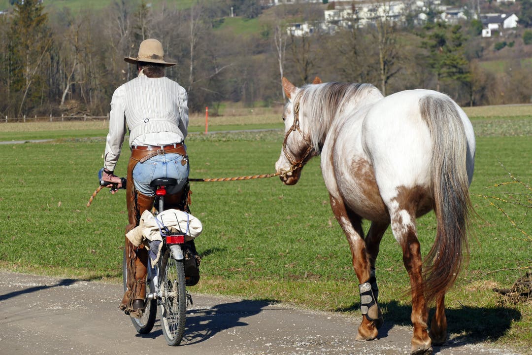 In Werd bei der Wikinger-Ranch gehen Reiter mit Pferd jetzt per Fahrrad spazieren. Der Leser beschrieb das Bild treffend mit: «Umgesattelt».
