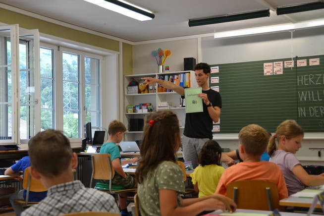 Claudio Wipfli an seinem ersten Schultag an der Primarschule Amsteg. 