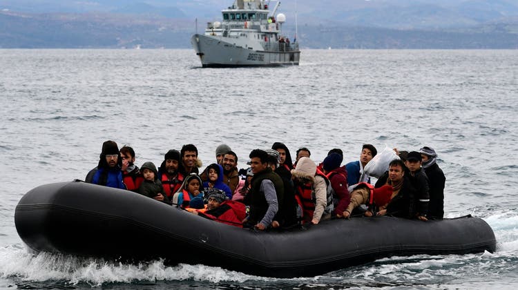 flüchtlinge in einem Schlauchboot werden von einem Frontex-Schiff begleitet. Sie überquerten das Ägaische Meer von der Türkei auf die griechische Insel Lesbos. (AP Photo (Lesbos, 28. Februar 2020))