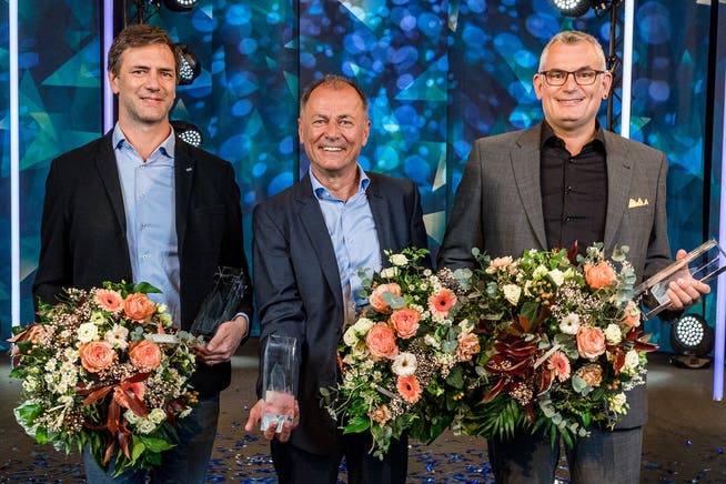 Die drei glücklichen Gewinner: Patrick Suter (Erne AG Holzbau), Peter Schmidt (SwissBeam AG)  und Lukas Bättig (Bütler Elektro, von links).