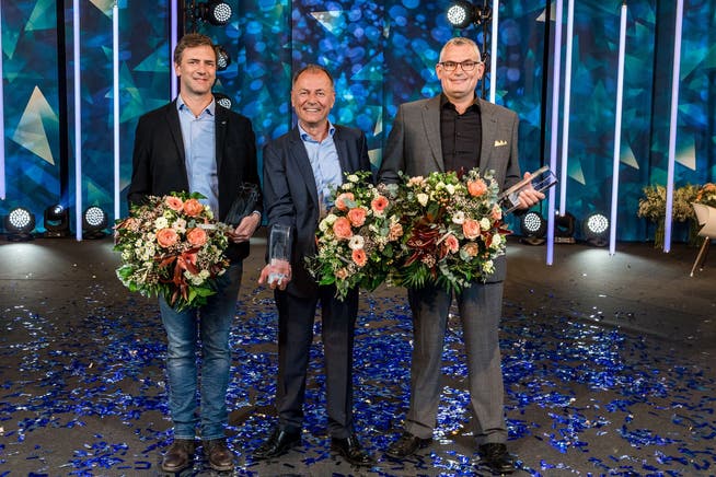 Peter Schmidt (Mitte) gewann mit seiner SwissBeam AG aus Rudolfstetten, Lukas Bättig (rechts) mit der Elektro Bütler AG aus Muri einen Aargauer Unternehmenspreis. Für die Erne Holzbau AG aus Laufenburg nahm Patrick Suter den Preis entgegen.