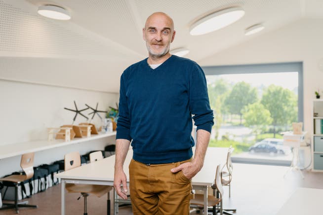 Schulleiter Olivier Félix Morini in seinem Lieblingszimmer: Dem neuen Raum für Textiles Gestalten.