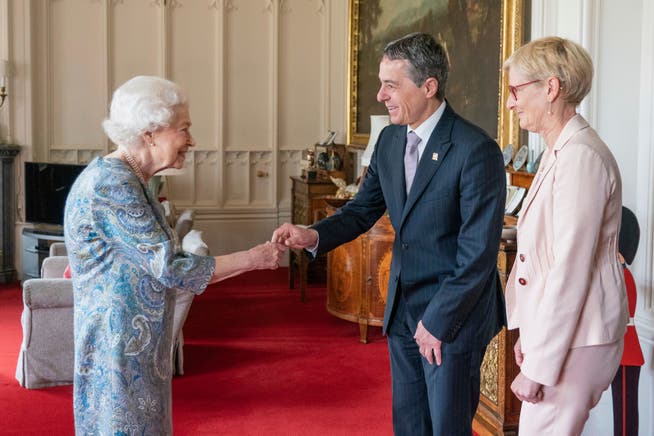Die Queen (links) hat Bundespräsident Ignazio Cassis und seine Frau Paola empfangen.