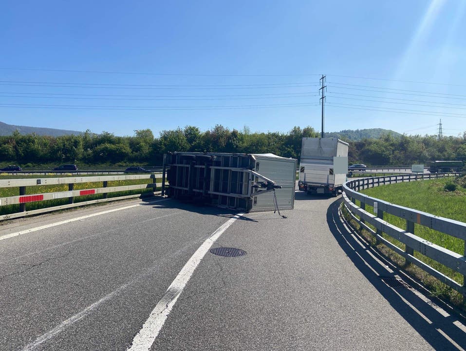 Wettingen, 28. April: In der Autobahneinfahrt in Richtung Zürich geriet eine Fahrzeugkombination ausser Kontrolle. Dabei kippte der mit Baumaterial beladene Anhänger. Verletzt wurde niemand.