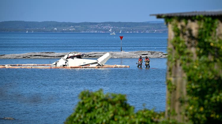 Das Kleinflugzeug, Typ Beechcraft, stürzte kurz nach dem Start in knietiefes Wasser. (Bild: Ralph Ribi (28. April 2022))