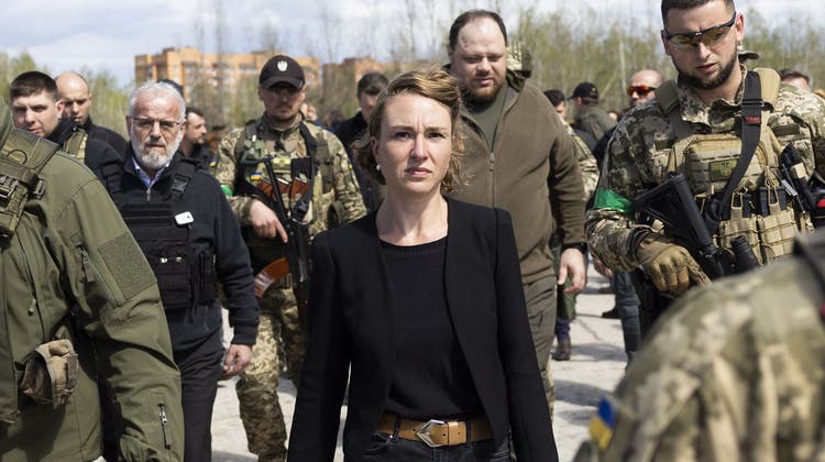 Irène Kälin umringt von ukrainischen Sicherheitskräften im kriegsversehrten Irpin bei Kiew. (27. April 2022) (Peter Klaunzer/KEYSTONE)
