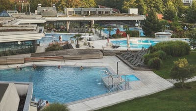 Das Thermalbad in Zurzach ist mit seinen fünf Aussenbecken inklusive Flussbad und der Gartenanlage die grösste Freilufttherme der Schweiz. (zvg)