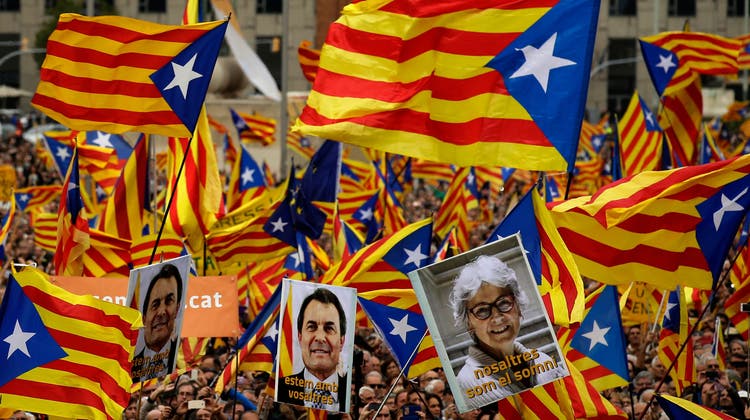 Die katalanische Bevölkerung sprach sich in einem Referendum für die Unabhängigkeit von Spanien aus. (Bild: Manu Fernandez/AP)