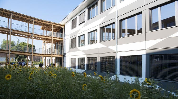 Der Kanton Zürich plant, auf dem früheren Industrieareal in Uetikon am See ein Gymnasium und eine Berufsfachschule für etwa 2'000 Schülerinnen und Schüler zu bauen. (Melanie Duchene / KEYSTONE)