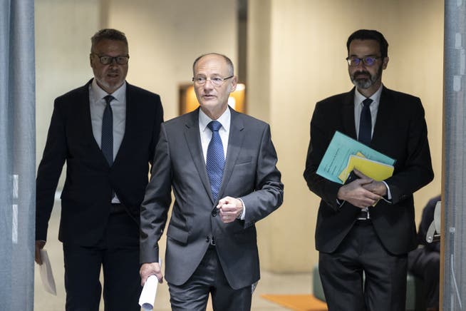 Bundesanwalt Stefan Blättler, Mitte, und seine Stellvertreter Jacques Rayroud, rechts, und Ruedi Montanari, am Freitag auf dem Weg Medienkonferenz.