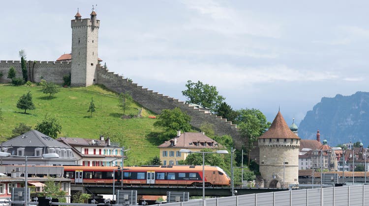 Seit vergangenem Dezember verkehren die kupferfarbenen Züge nicht nur durch die Zentralschweiz – im Bild Luzern – sondern auch im Mittelland. (Keystone)