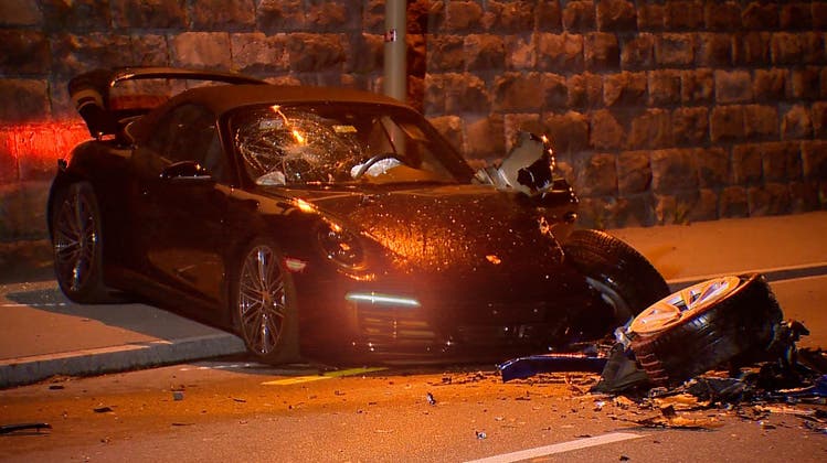 Tesla prallt in Porsche: Drei Verletzte bei Verkehrsunfall