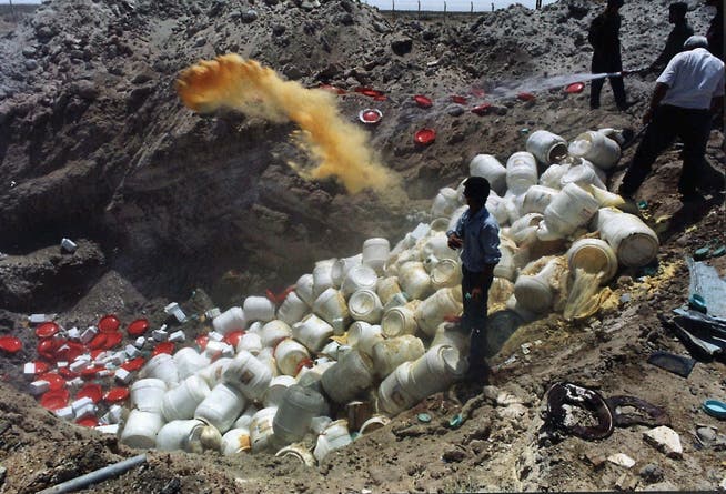 1996 wurden unter Aufsicht von UNO-Inspektoren gefährliche Substanzen vernichtet, die im Irak für biologische Waffen hätten genutzt werden können.