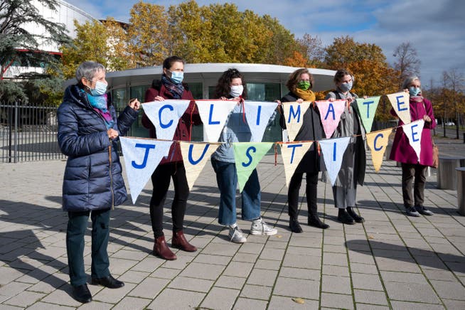 Klimaseniorinnen protestieren 2020 vor dem Gerichtshof in Strassburg.