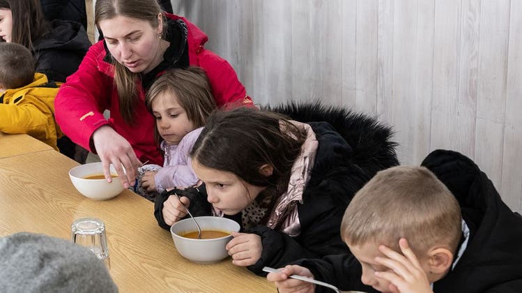 Flüchtlinge erhalten eine warme Suppe in Kandersteg. (Keystone)
